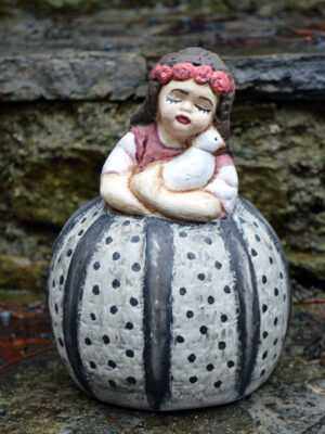 Χειροποίητο κεραμικό κορίτσι με περιστέρι