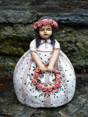 Χειροποίητο κεραμικό κορίτσι με λουλουδένιο στεφάνι