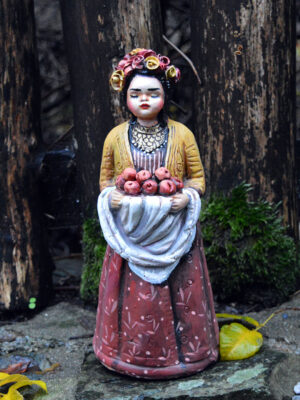 Χειροποίητο κεραμικό κορίτσι με καλάθι μήλα