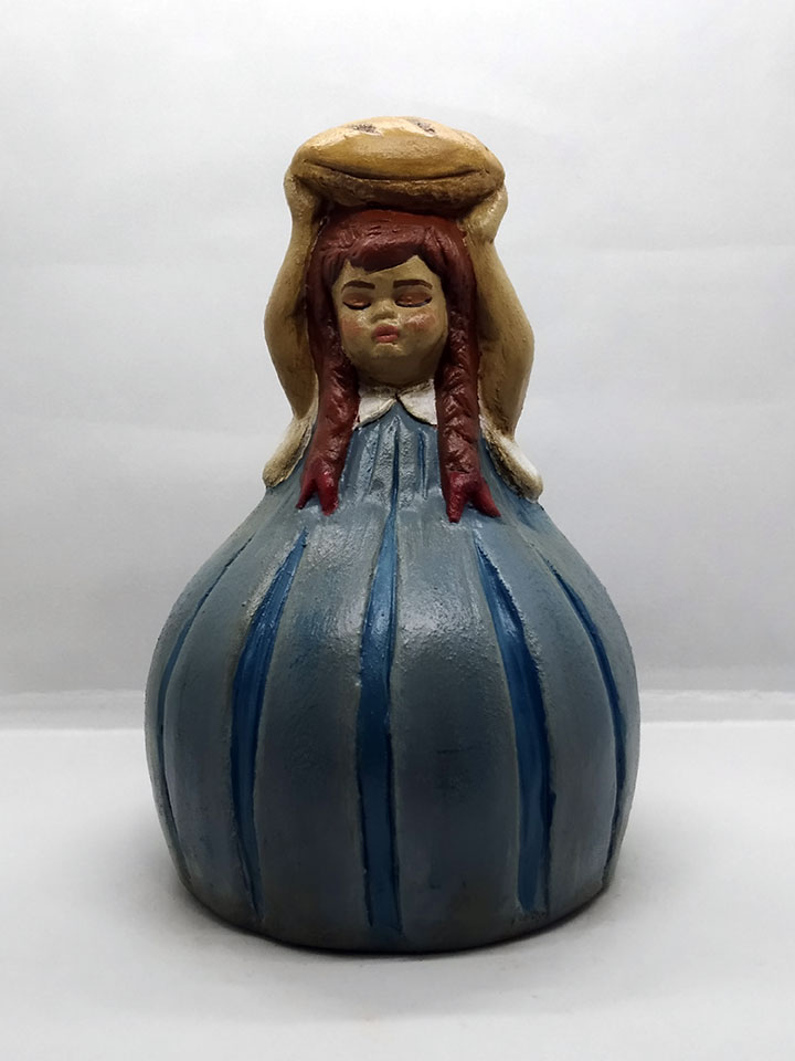 Χειροποίητο κεραμικό κορίτσι με καρβέλι ψωμιού Χειροποίητο κεραμικό κορίτσι με καρβέλι ψωμιού