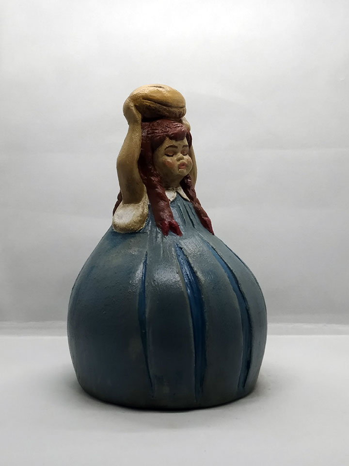 Χειροποίητο κεραμικό κορίτσι με καρβέλι ψωμιού Χειροποίητο κεραμικό κορίτσι με καρβέλι ψωμιού
