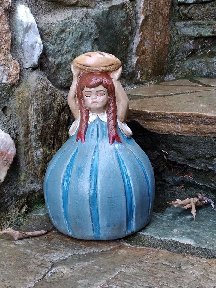 Χειροποίητο κεραμικό κορίτσι με καρβέλι ψωμιού Χειροποίητο κεραμικό κορίτσι με καρβέλι ψωμιού