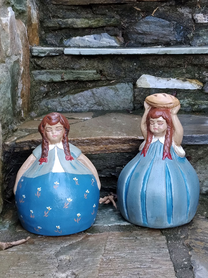 Χειροποίητο κεραμικό κορίτσι με καρβέλι ψωμιού Χειροποίητο κεραμικό κορίτσι με καρβέλι ψωμιού