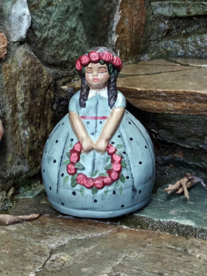 Χειροποίητο κεραμικό κορίτσι με λουλουδένιο στεφάνι