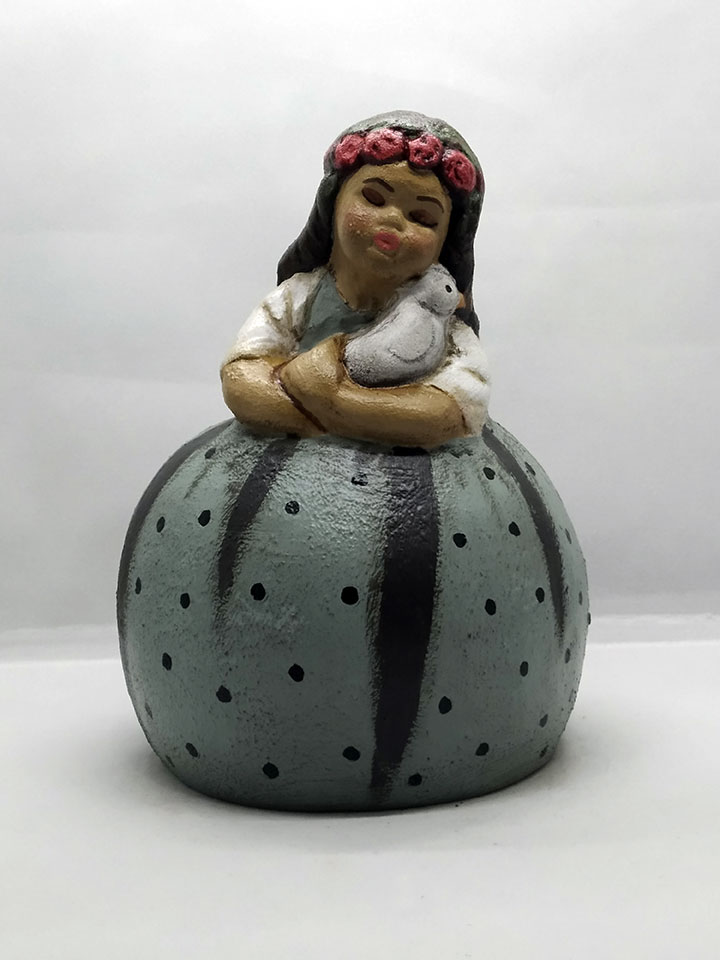 Χειροποίητο κεραμικό κορίτσι με περιστέρι Χειροποίητο κεραμικό κορίτσι με περιστέρι