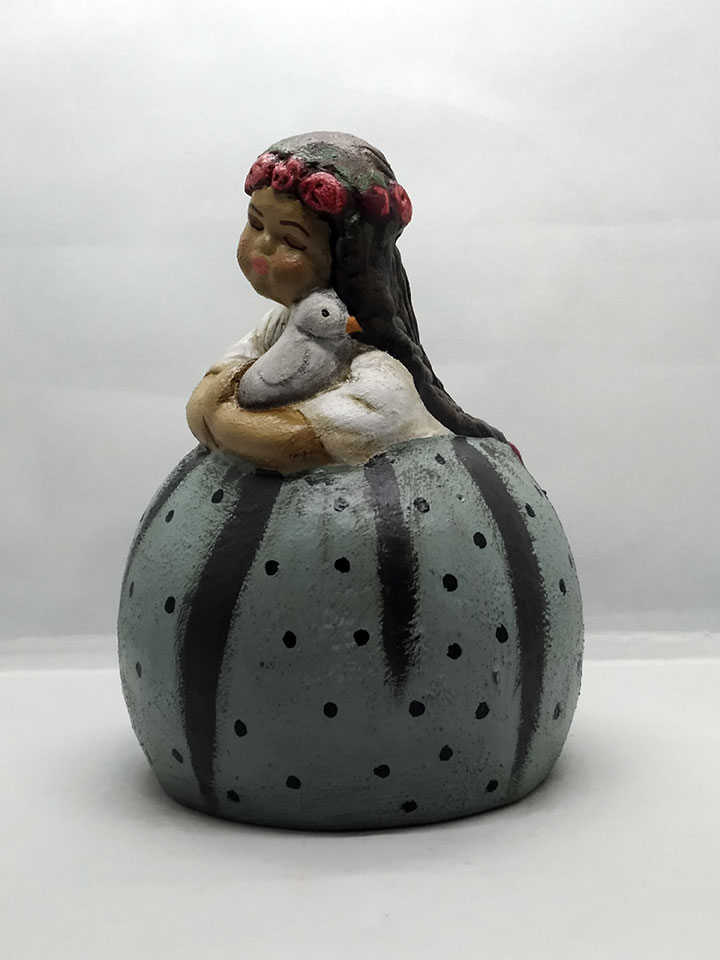 Χειροποίητο κεραμικό κορίτσι με περιστέρι Χειροποίητο κεραμικό κορίτσι με περιστέρι