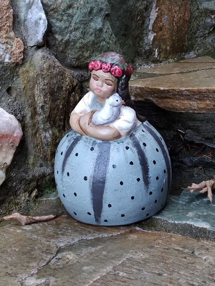 Χειροποίητο κεραμικό κορίτσι με περιστέρι Χειροποίητο κεραμικό κορίτσι με περιστέρι