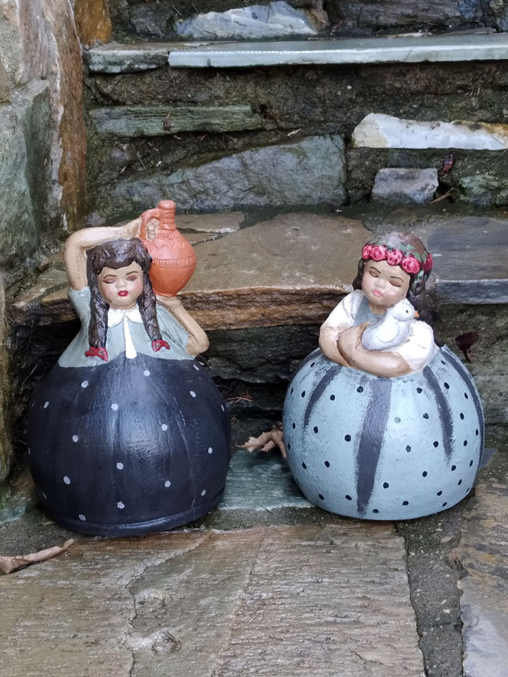 Χειροποίητο κεραμικό κορίτσι με περιστέρι Χειροποίητο κεραμικό κορίτσι με περιστέρι