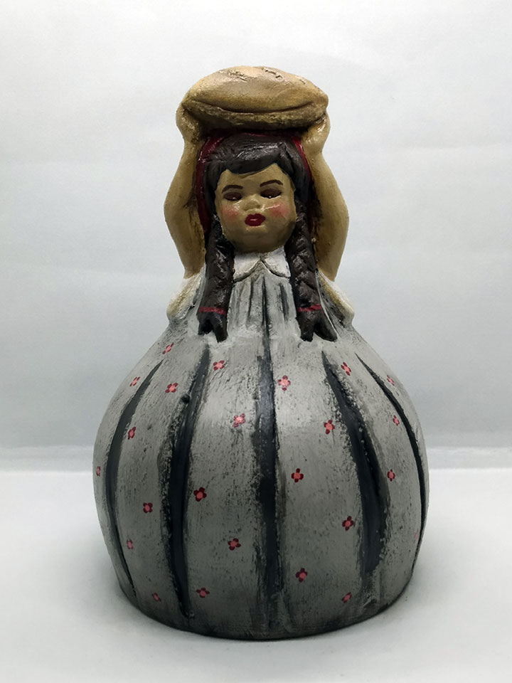 Χειροποίητο κεραμικό κορίτσι με καρβέλι ψωμί Χειροποίητο κεραμικό κορίτσι με καρβέλι ψωμί