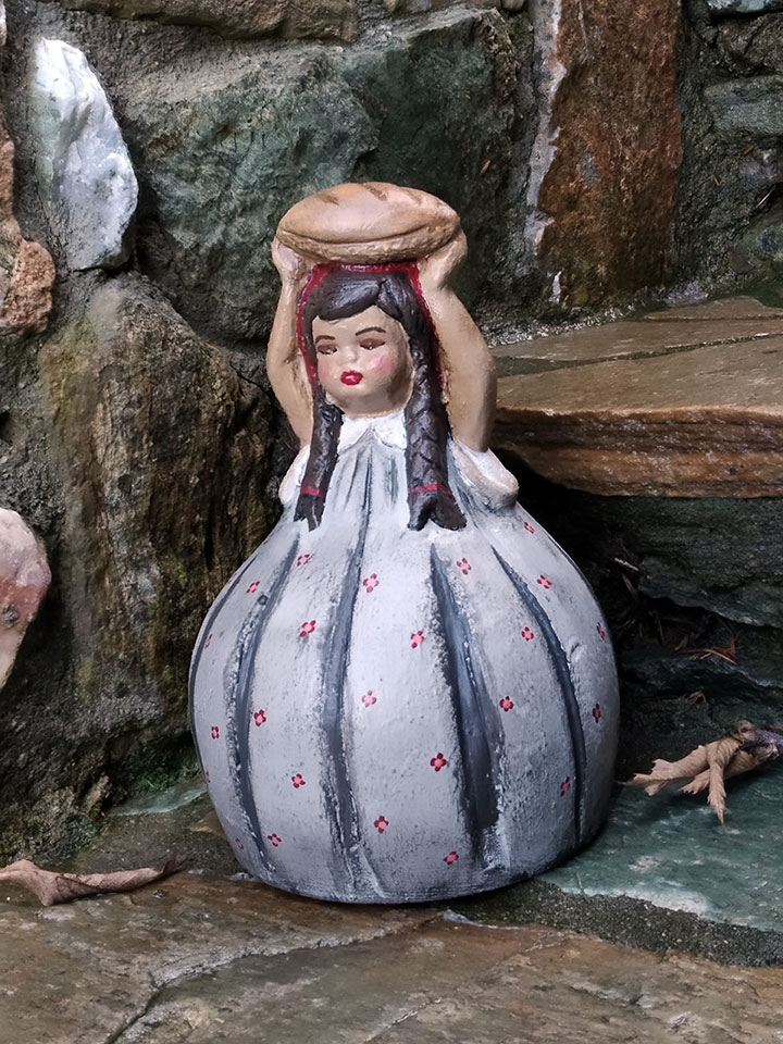 Χειροποίητο κεραμικό κορίτσι με καρβέλι ψωμί Χειροποίητο κεραμικό κορίτσι με καρβέλι ψωμί