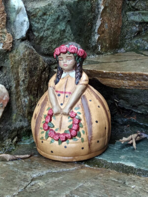 Χειροποίητο κεραμικό κορίτσι με λουλουδένιο στεφάνι