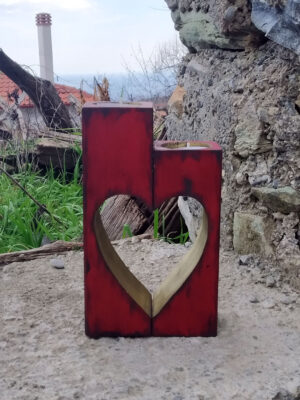 Χειροποίητο ξύλινο κηροπήγιο σε σχήμα καρδιάς