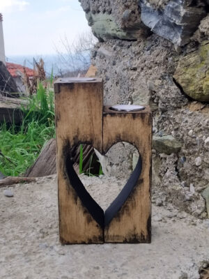 Χειροποίητο ξύλινο κηροπήγιο σε σχήμα καρδιάς