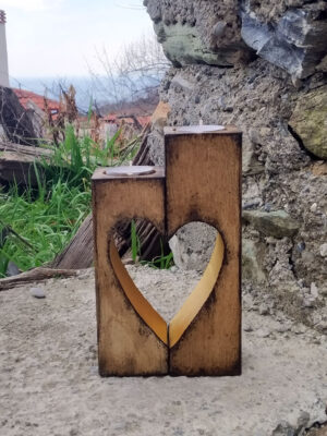 Χειροποίητο ξύλινο κηροπήγιο σε σχήμα καρδιάς