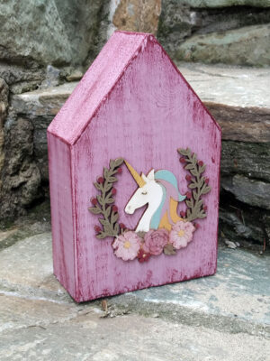 Χειροποίητο παιδικό ξύλινο διακοσμητικό σπιτάκι – βιβλιοστάτης με μονόκερο