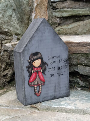 Χειροποίητο παιδικό διακοσμητικό σπιτάκι από μασίφ ξύλο ελάτης και ξύλινο στοιχείο σαντόρο.