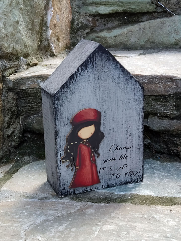 Χειροποίητο παιδικό διακοσμητικό σπιτάκι από μασίφ ξύλο ελάτης και ξύλινο στοιχείο σαντόρο. Χειροποίητο παιδικό διακοσμητικό σπιτάκι από μασίφ ξύλο ελάτης και ξύλινο στοιχείο σαντόρο.