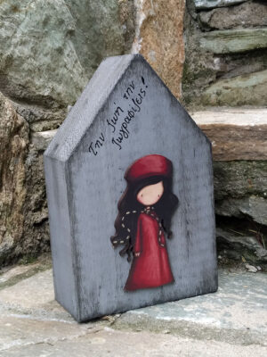 Χειροποίητο παιδικό διακοσμητικό σπιτάκι από μασίφ ξύλο ελάτης και ξύλινο στοιχείο σαντόρο.