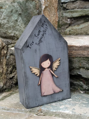 Χειροποίητο παιδικό διακοσμητικό σπιτάκι από μασίφ ξύλο ελάτης και ξύλινο στοιχείο σαντόρο.