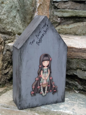 Χειροποίητο παιδικό διακοσμητικό σπιτάκι από μασίφ ξύλο ελάτης και ξύλινο στοιχείο σαντόρο.