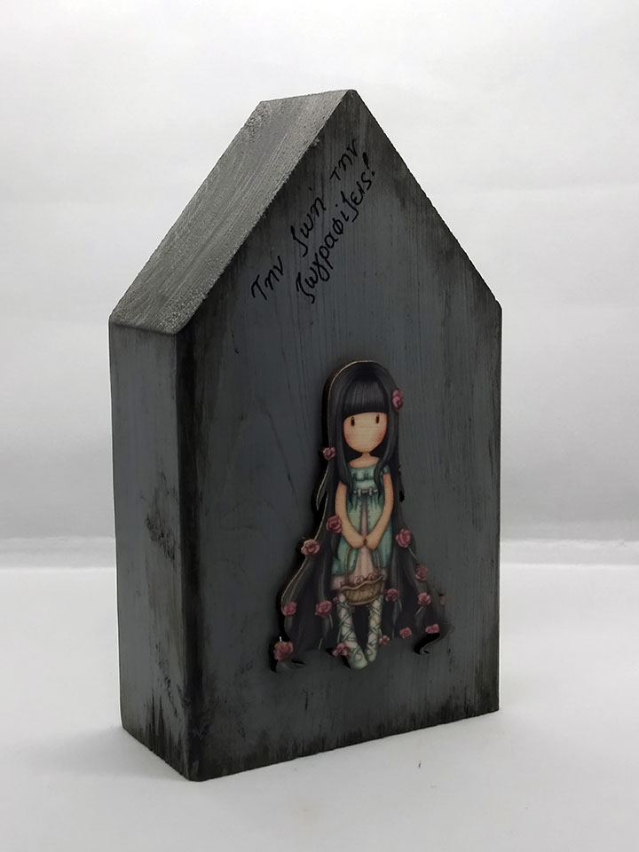 Χειροποίητο παιδικό διακοσμητικό σπιτάκι από μασίφ ξύλο ελάτης και ξύλινο στοιχείο σαντόρο. Χειροποίητο παιδικό διακοσμητικό σπιτάκι από μασίφ ξύλο ελάτης και ξύλινο στοιχείο σαντόρο.