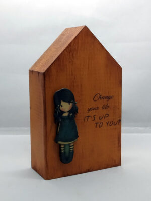 Χειροποίητο παιδικό διακοσμητικό σπιτάκι από μασίφ ξύλο ελάτης και ξύλινο στοιχείο σαντόρο