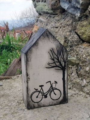 Χειροποίητο ξύλινο διακοσμητικό σπιτάκι – βιβλιοστάτης, το ποδήλατο