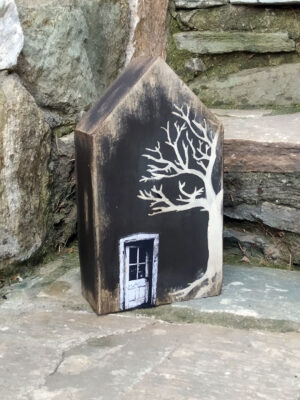 Χειροποίητο ξύλινο διακοσμητικό σπιτάκι – βιβλιοστάτης, η ανοικτή πόρτα