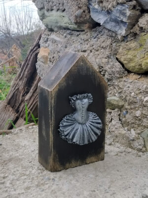 Χειροποίητο ξύλινο διακοσμητικό σπιτάκι – βιβλιοστάτης με φόρεμα