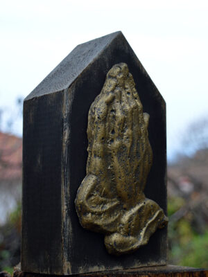 Χειροποίητο ξύλινο διακοσμητικό σπιτάκι – βιβλιοστάτης με χέρια προσευχής