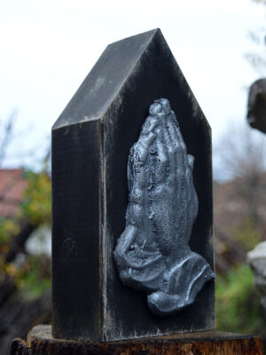 Χειροποίητο ξύλινο διακοσμητικό σπιτάκι – βιβλιοστάτης με χέρια προσευχής