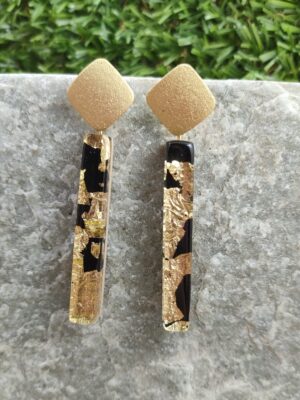 Χειροποίητα σκουλαρίκια από ξύλο οξιάς με φύλλα χρυσού, ατσάλινο χρυσό στοιχείο και υγρό γυαλί.