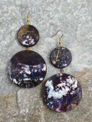 Μοναδικά χειροποίητα στρογγυλά, ανάγλυφα σκουλαρίκια από ξύλο και υγρό γυαλί σε χρωματισμούς μωβ, χρυσό και άσπρο.