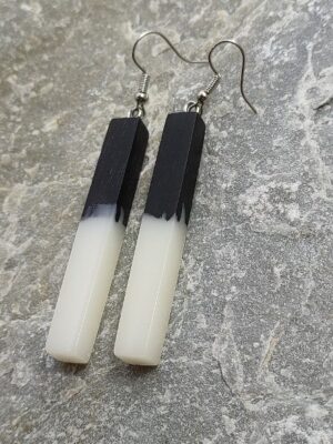 Χειροποίητα σκουλαρίκια από ξύλο έβενου, και άσπρη ρητίνη (υγρό γυαλί).