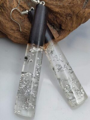 Χειροποίητα σκουλαρίκια από ξύλο έβενου, μεταλλικά φύλλα ασημί χρώματος και υγρό γυαλί.