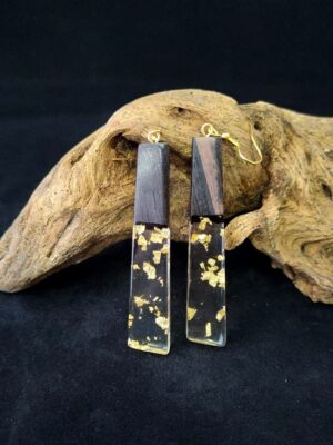 σκουλαρίκια από φυσικό ξύλο έβενου νυφάδες από φύλλα χρυσού και διάφανο υγρό γυαλί