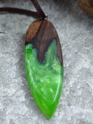 χειροποίητο κολιέ από ξύλο καρυδιάς και μεταλλική πράσινη ρητίνη