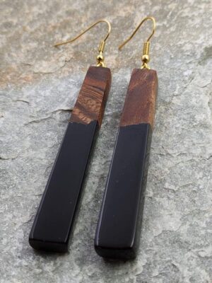 Χειροποίητα σκουλαρίκια από ξύλο καρυδιάς και μαύρη ρητίνη (υγρό γυαλί).