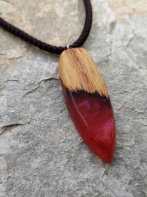 Χειροποίητο κολιέ από ξύλο οξιάς, κόκκινη ρητίνη