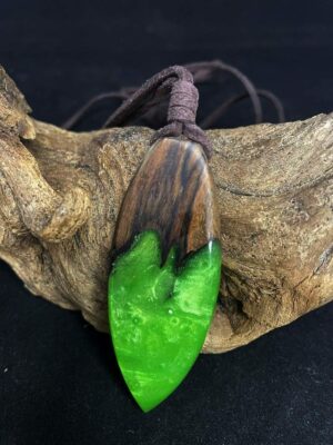 Χειροποίητο κολιέ ρητίνης από ξύλο και υγρό γυαλί.